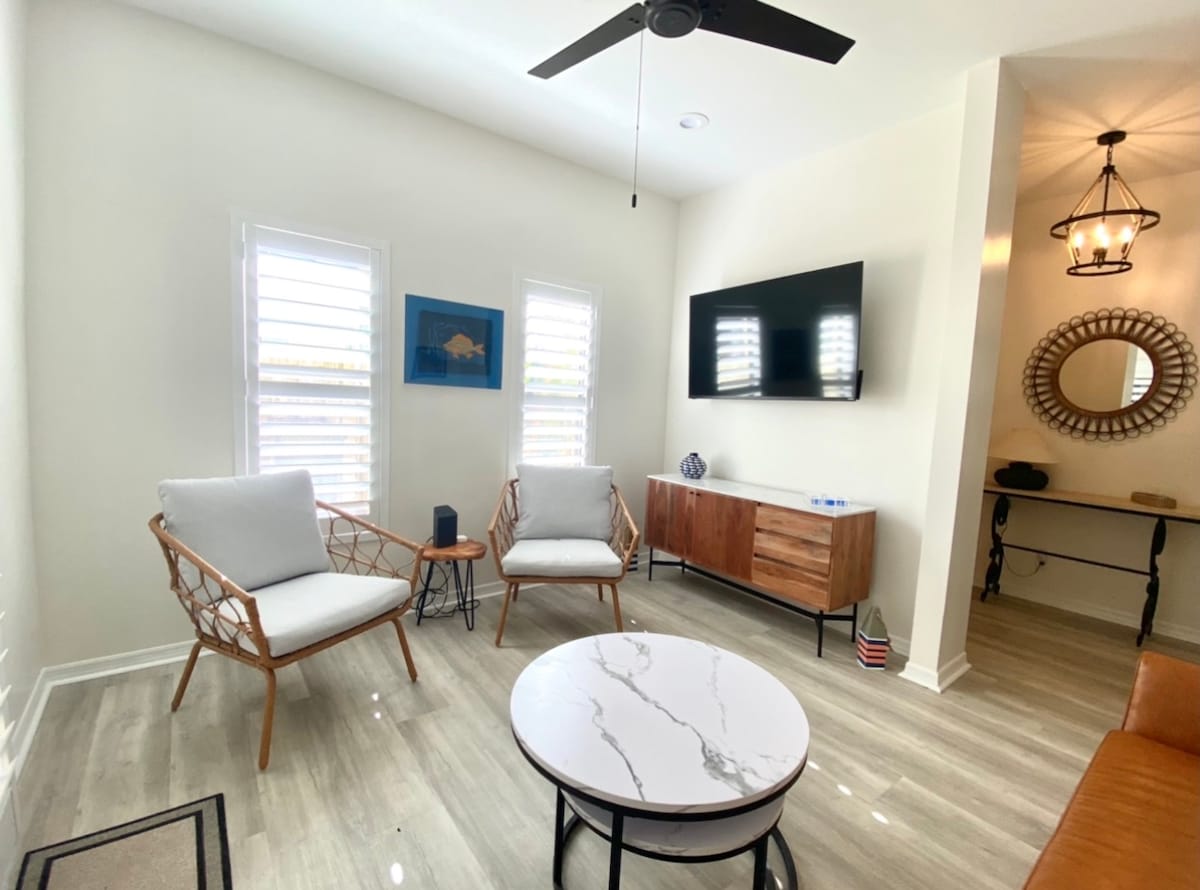 Area della stanza con smart tv a schermo piatto da 50 pollici, passa dalla finestra alla cucina, porte scorrevoli in vetro 