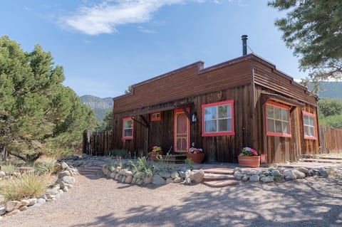 Cozy stargazers cabin w/ HOT TUB & wood stove