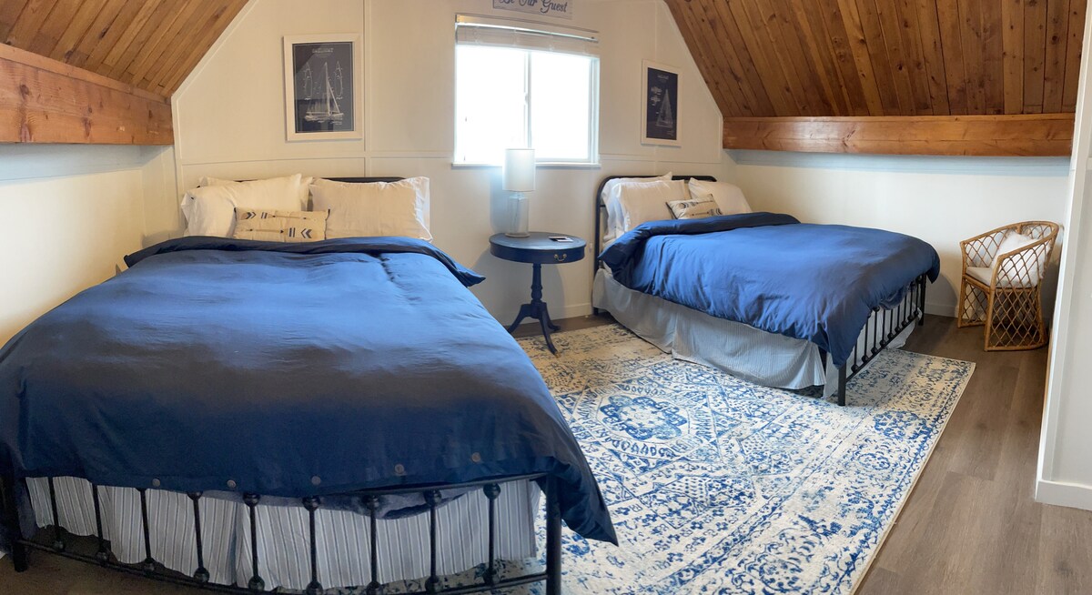 Трета спалня на горния етаж с 2 удобни двойни легла. 