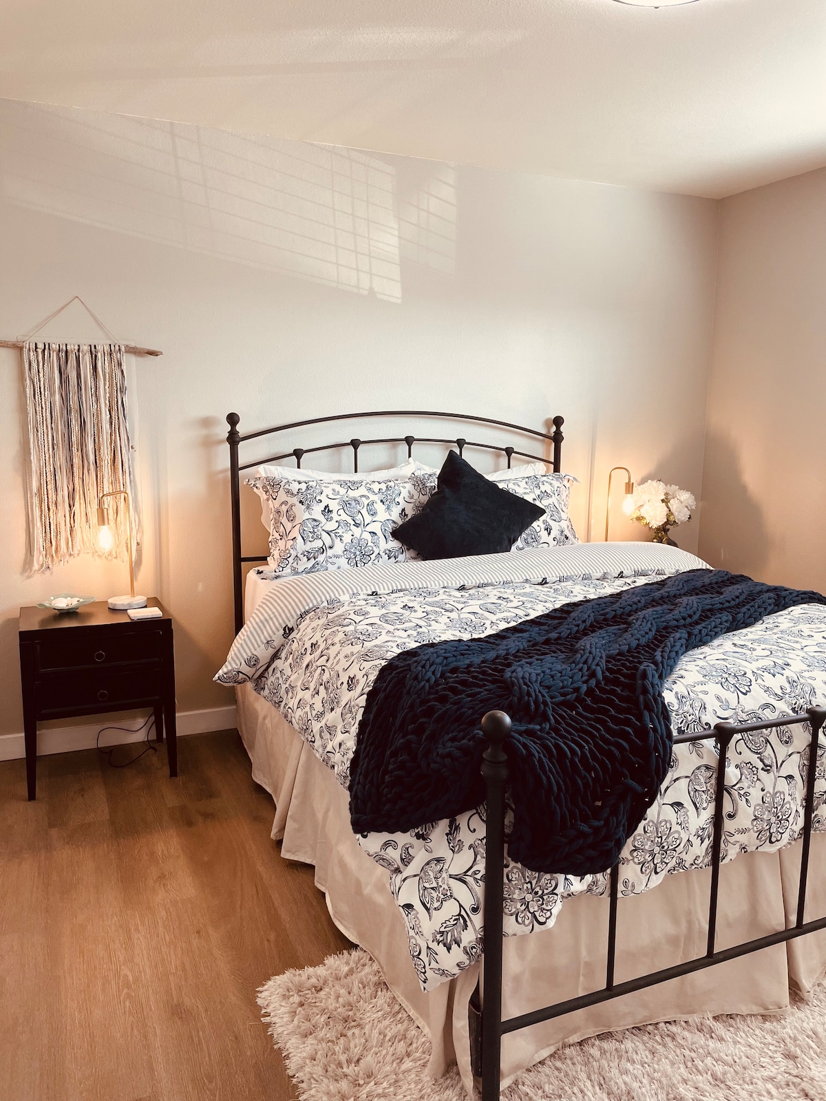 Основна спалня на основното ниво с уютно двойно легло. 