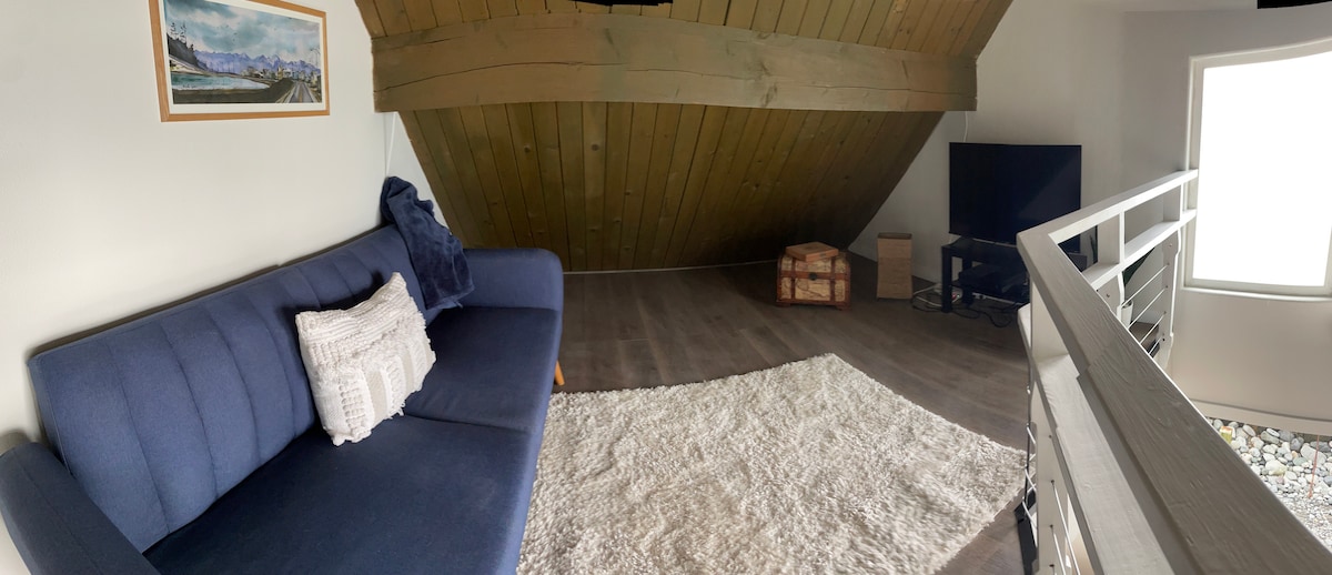 Всекидневна на лофт с телевизор Roku, Xbox и игри. 