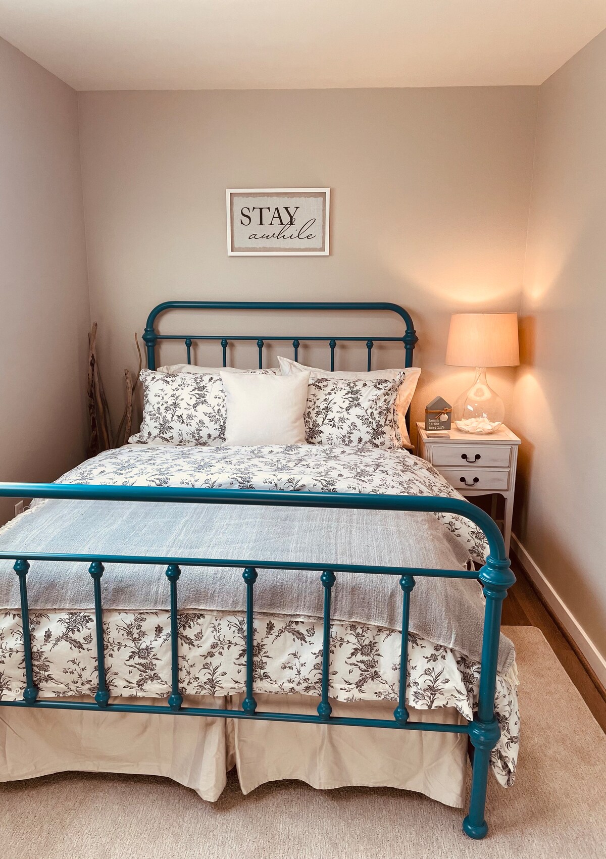 Втора спалня на основното ниво с уютно легло в пълен размер. 