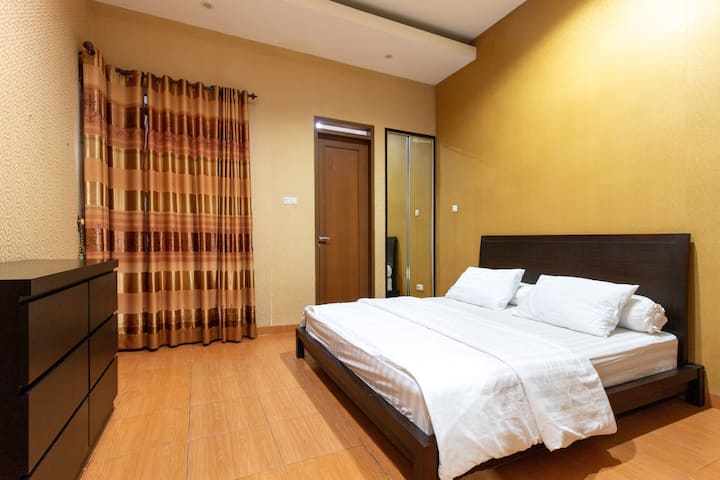 Habitación principal con aire acondicionado en el baño interior equipado