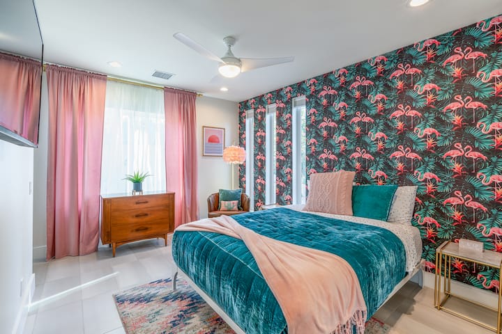 Dormitorio 5 con cama tamaño queen.