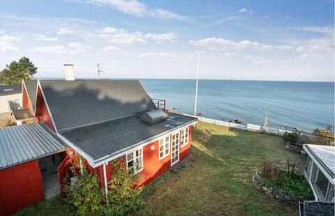 Unique summerhouse on its own beach!