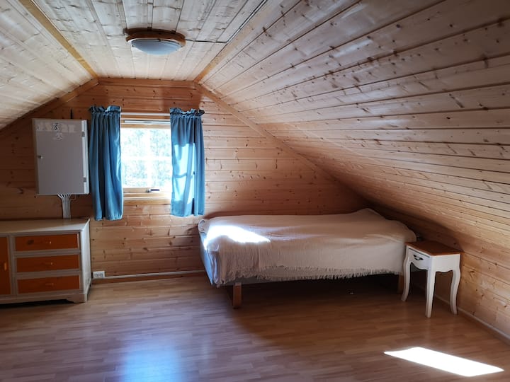 Çdo krevat është 90 cm i gjerë.