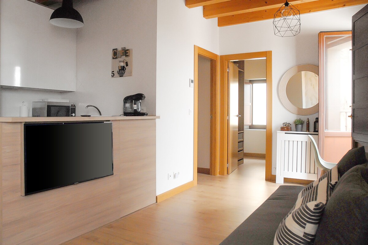 大教堂-布尔戈斯-带沙发床和设备齐全的厨房的客厅/餐厅