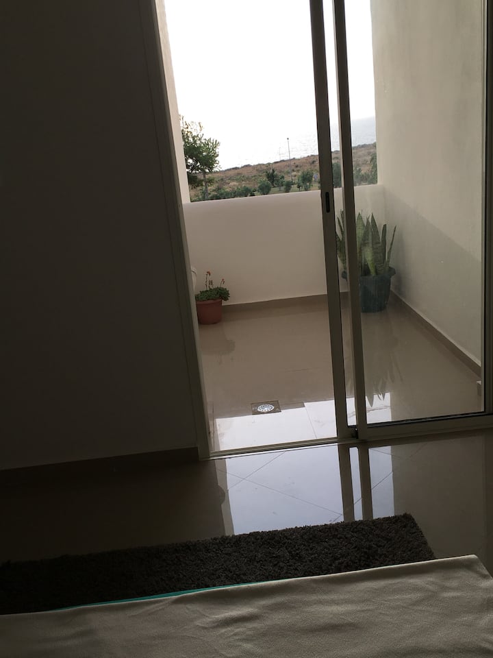 חדר שינה עם מרפסת המשקיפה על הים