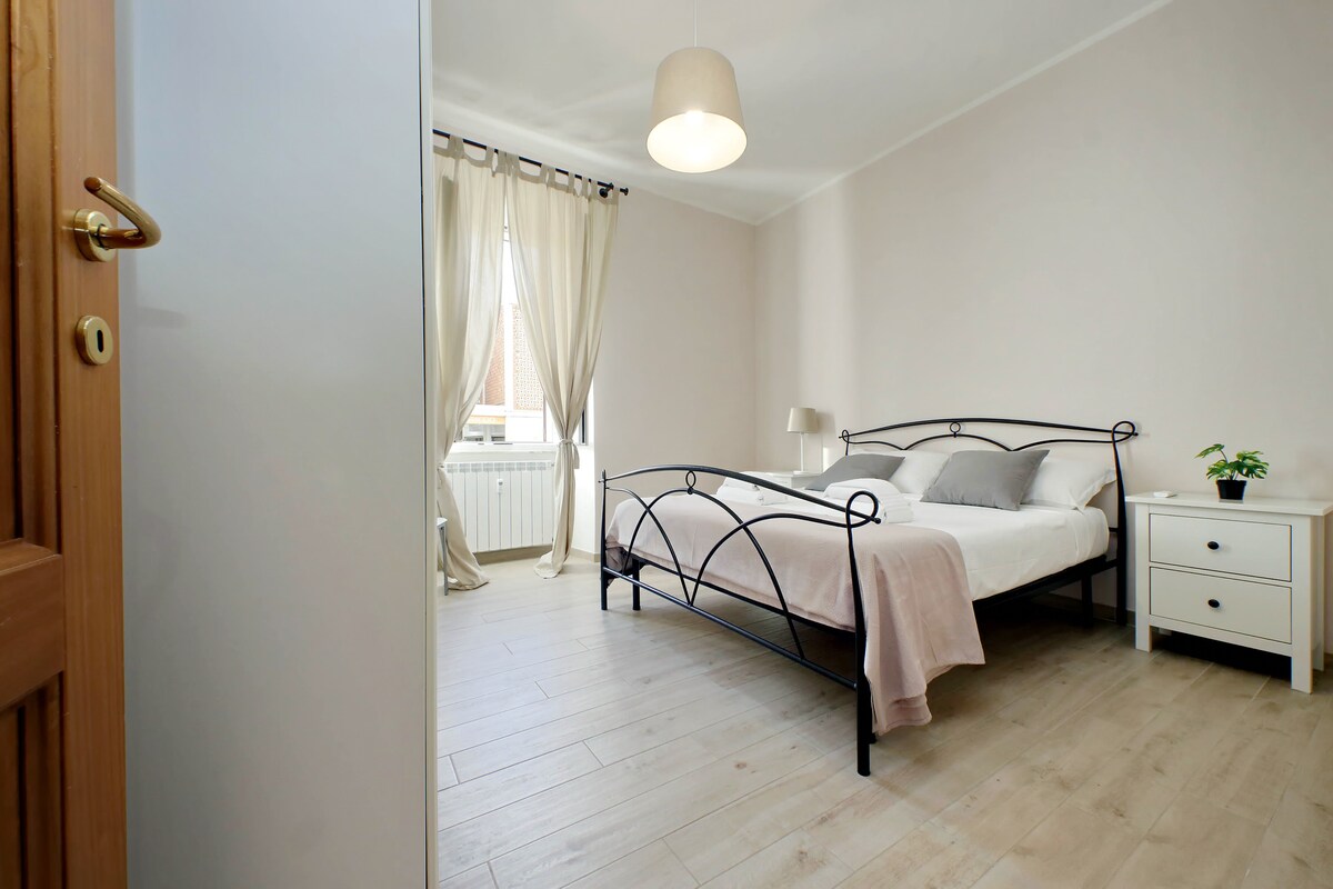 Chumba cha kulala chenye nafasi kubwa na angavu