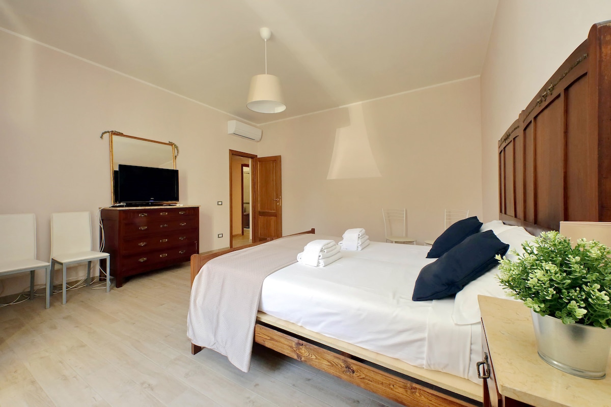 Kitanda kizuri cha mbao kilichotengenezwa na godoro zuri sana