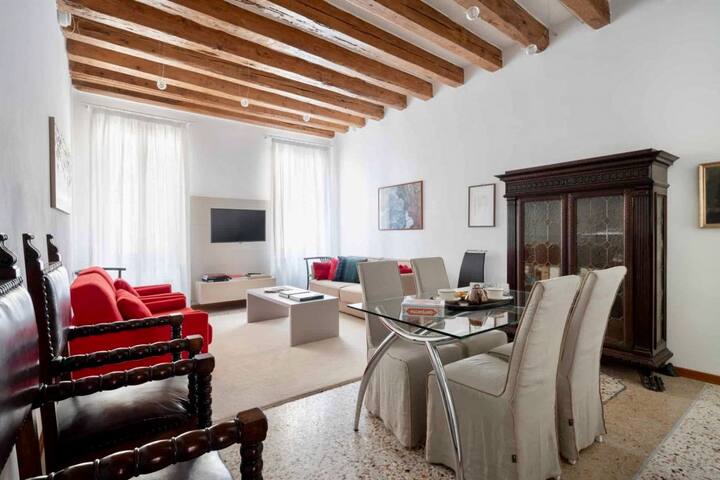 Palazzo San Samuele elegant apartment in San Marco gallery image 3