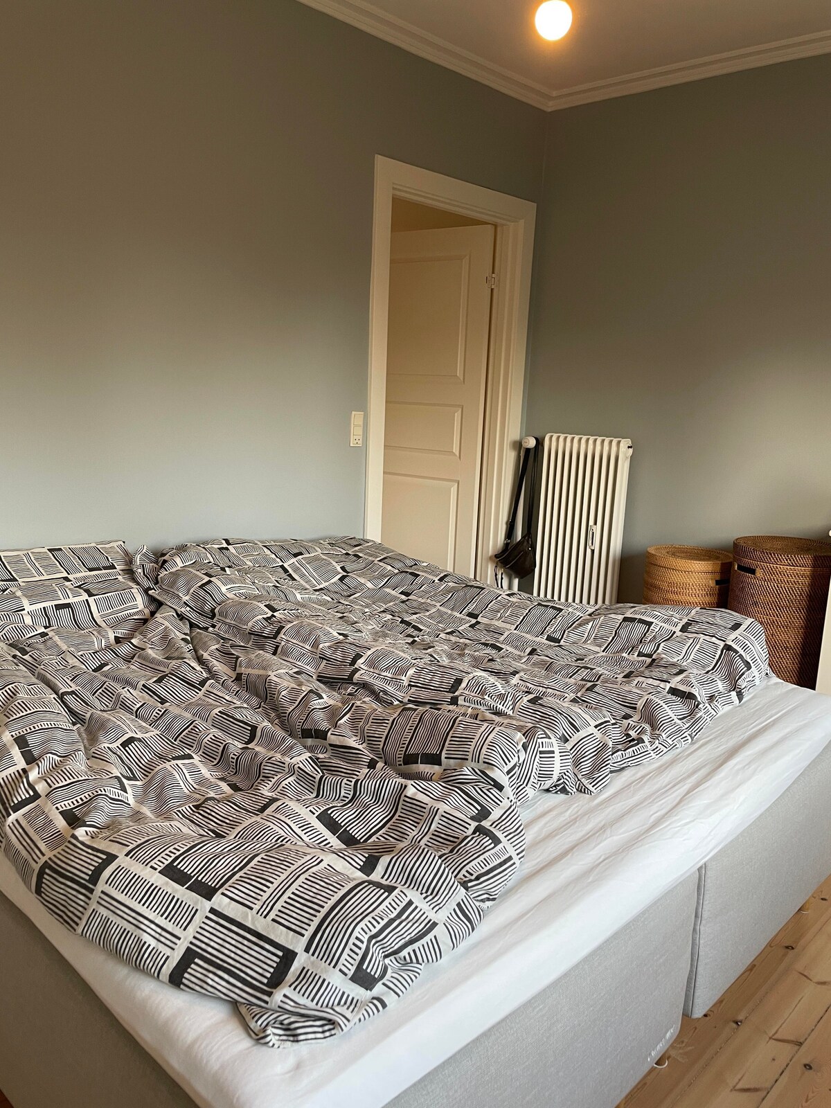 Spavaća soba s lijepim novim krevetom i lijepim zelenim pogledom. 