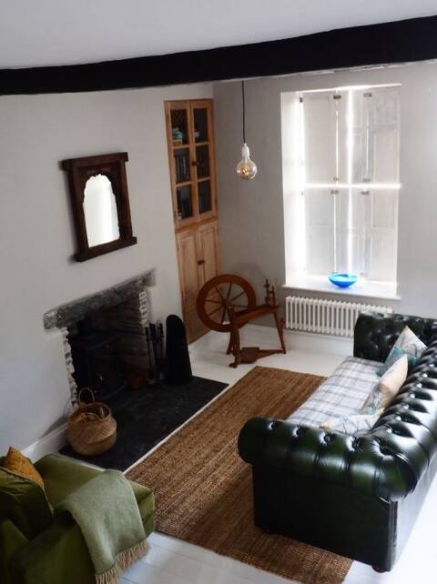 Town Centre House with Log Fire & Roll Top Bath