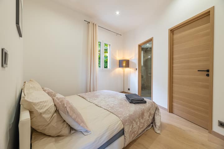 Spálňa s manželskou posteľou 160 x 200 cm