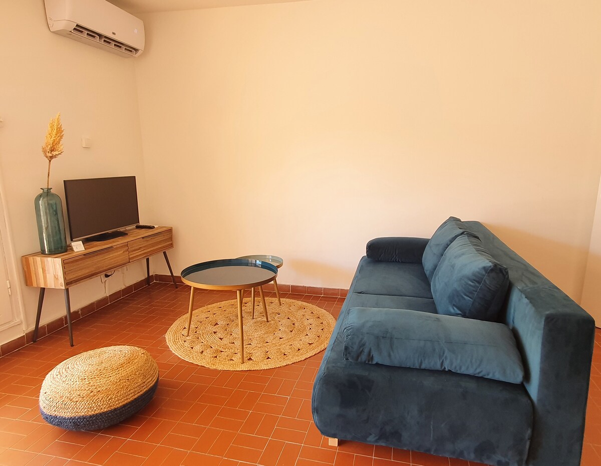 客厅配有空调和沙发床