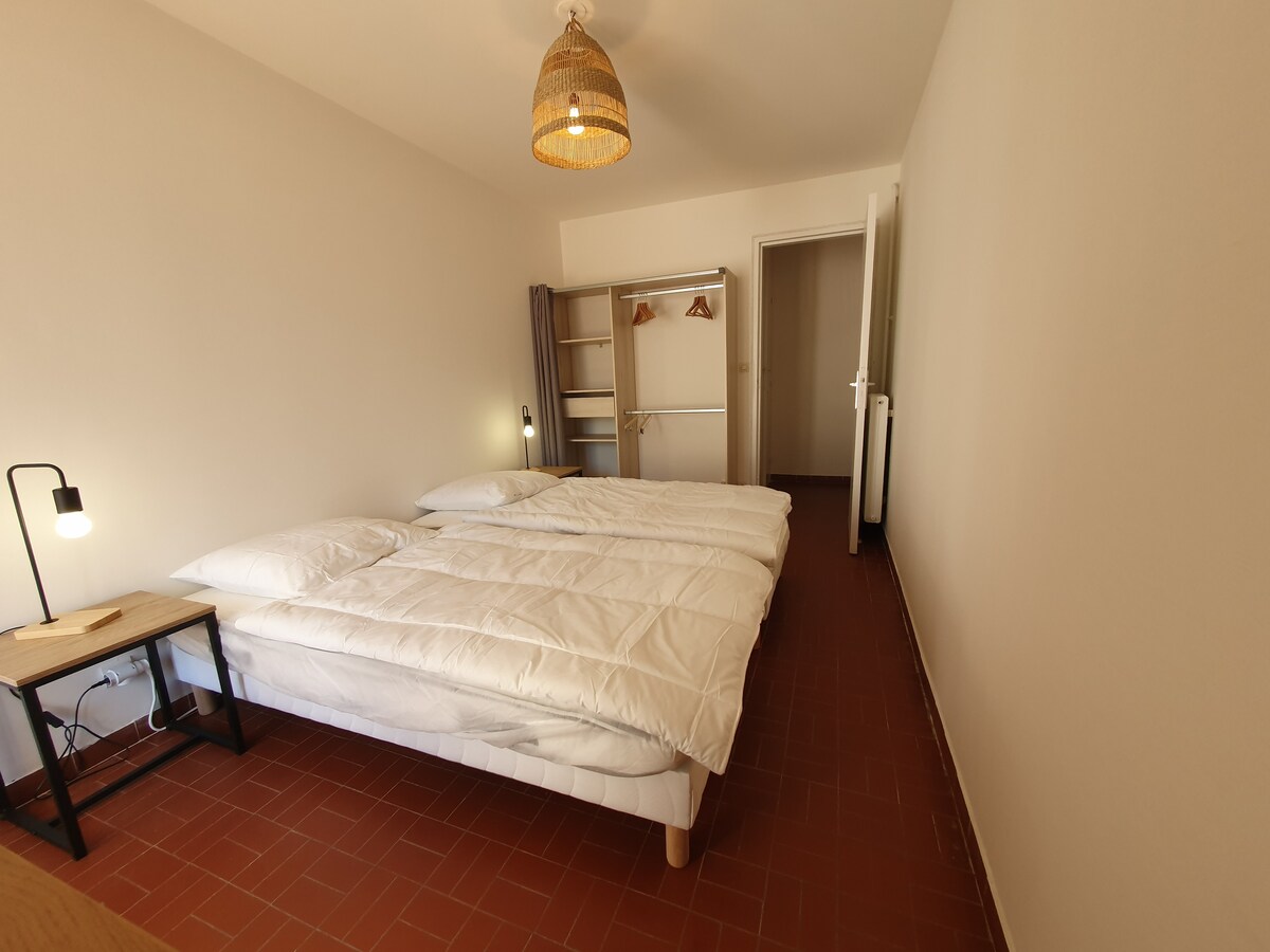 独立卧室，配有两张90厘米单人床+更衣室和抽屉柜 