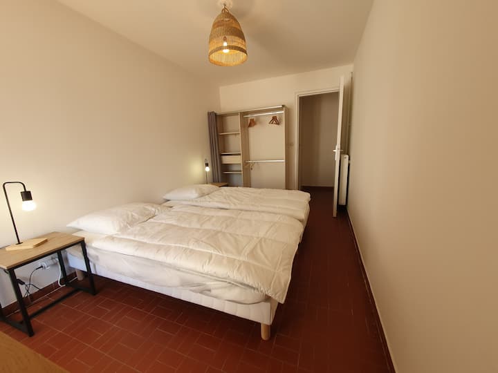 Samostatná spálňa s dvoma samostatnými lôžkami 90 cm + šatňa a komoda 