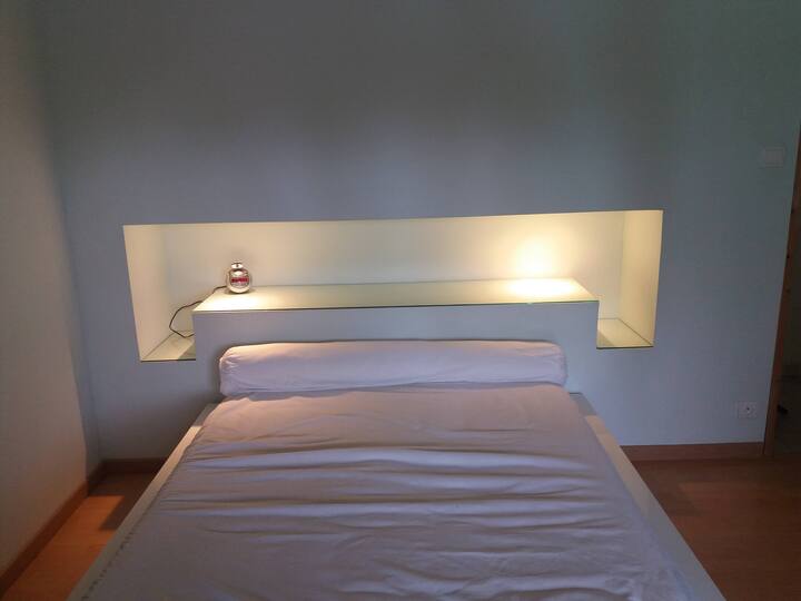 غرفة النوم - سرير مزدوج - باب فرنسي يطل على الشرفة المغطاة.