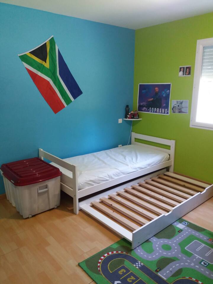 غرفة النوم (غرفة الأطفال) - سرير فردي + سرير قابل للسحب (درج).