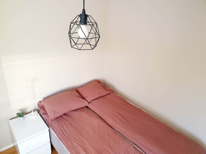 ห้องนอน #1
ห้องนอนนี้มีเตียงใหม่และสะดวกสบายสุดๆขนาด 140x200 นอกจากนี้ยังมีโต๊ะข้างเตียงพร้อมโคมไฟข้างเตียงและโต๊ะทำงานและเก้าอี้ที่เห็นในภาพถัดไป