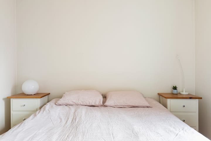 ห้องนอน #2
นี่คือห้องนอนใหญ่พร้อมเตียงขนาด 160x200
* ในเดือนพฤศจิกายนเราได้ปรับปรุงห้องนอนนี้และทาสีผนัง รูปห้องนอนนี้ถ่ายในฤดูร้อนนี้ห้องพักจะดูแตกต่าง (ทันสมัยกว่า) เมื่อคุณมาถึง