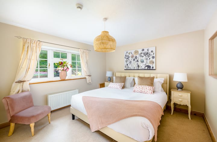 Dhoma e gjumit 7: Kjo dhomë me përmasa superking e stilit "parizian" ndodhet në fund të pronës, kështu që ofron një gjumë të qetë dhe të rehatshëm gjatë natës