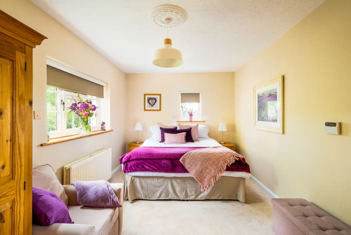 Dhoma e gjumit 2: mirë se vjen në dhomën kryesore të gjumit "Lavender" me madhësi superking me dush brenda në suitë 