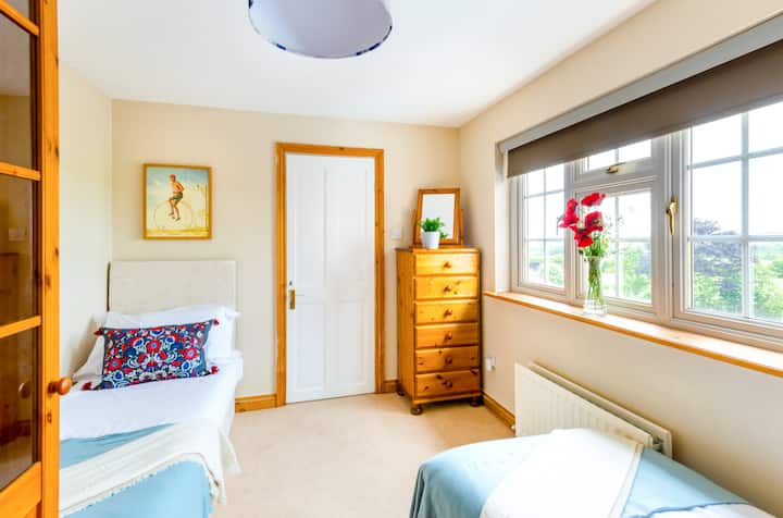 Dhoma e gjumit 6: Dhoma "Cirku" është një dhomë argëtuese dhe e ndritshme që e dimë se fëmijëve do t 'u pëlqejë! Përmban dy krevate të vegjël tek dhe shumë depo rrobash.