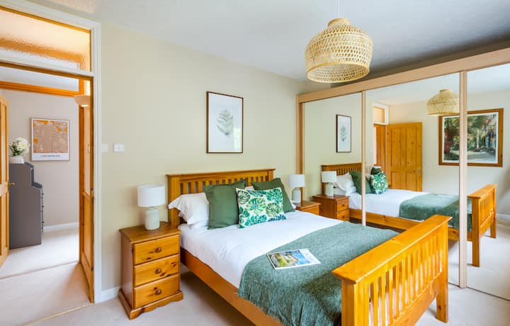 Dhoma e gjumit 3: Kjo dhomë me madhësi të dyfishtë "botanike" është një vend i qetë me pamje mbi kopshtin e luleve jashtë