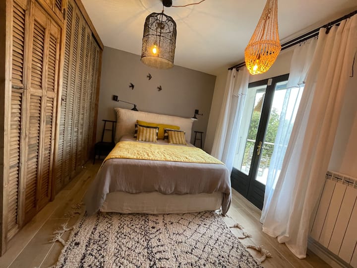 una suite con su baño y, por supuesto, con vistas al mar 