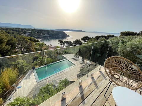 Villa with exceptional sea views and direct beach access
