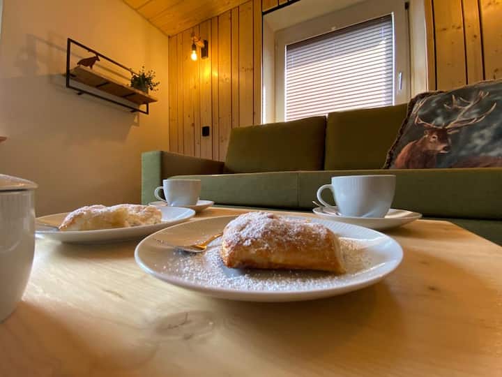 Obývacia časť s pohovkou. Táto pohovka sa dá ľahko prepnúť na pohodlnú rozkladaciu pohovku so šírkou 1,40. Obývacia izba má tiež televízor  s plochou obrazovkou s technológiou Chromecast a satelitným pripojením.