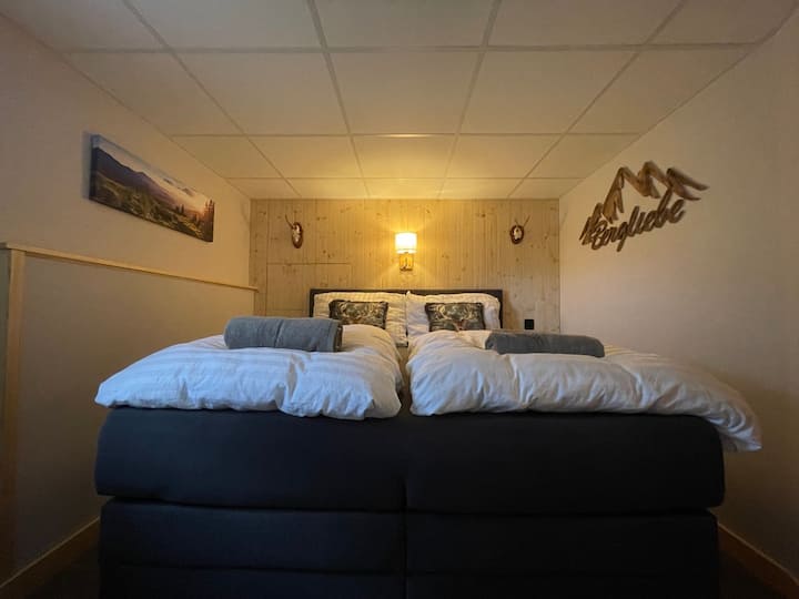 Útulná spálňa je vybavená pružinovou posteľou veľkosti Queen. Pod posteľou sú ďalšie zásuvky pre ďalší úložný priestor.