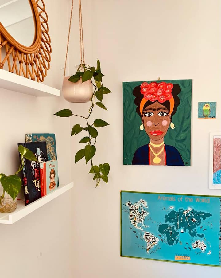 Polica na knihy v 2. spálni. 