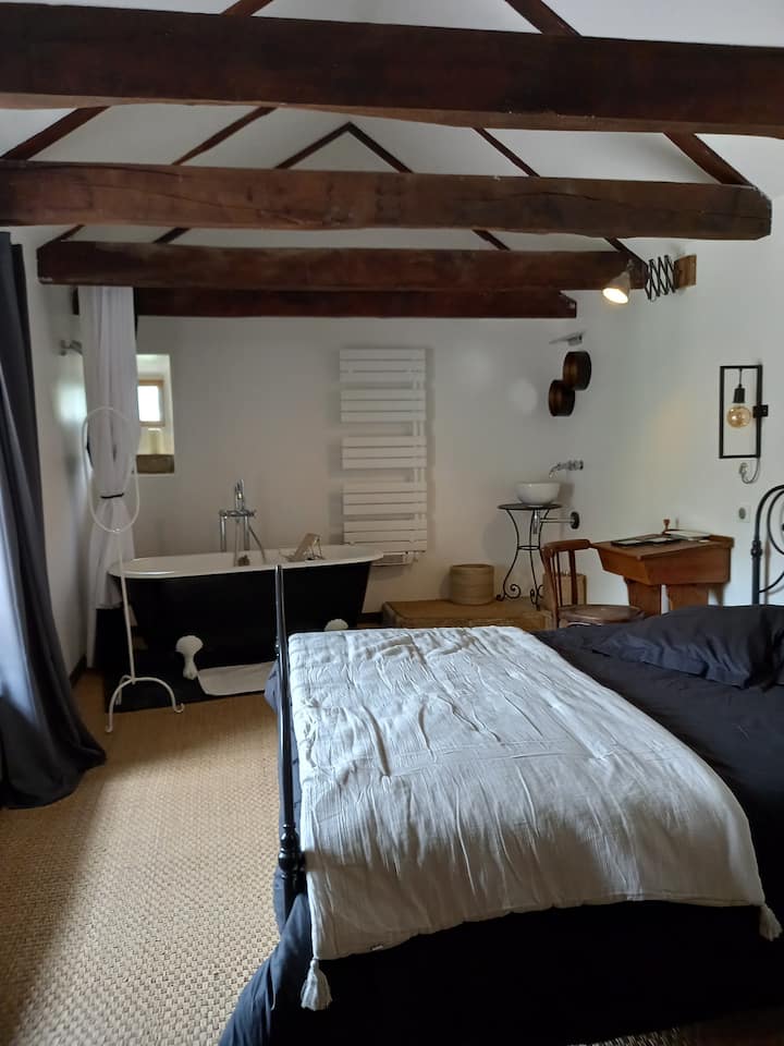 Chumba cha chini: kitanda cha ukubwa wa malkia, beseni la kuogea