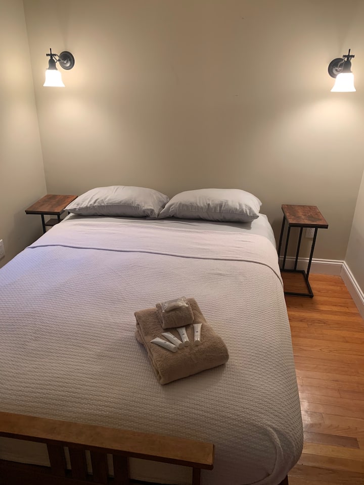 O segundo quarto tem uma cama futon tamanho queen que pode ser dobrada até um sofá, se você quiser usar o quarto como escritório. (Há também uma escrivaninha dobrável, não mostrada aqui.) O quarto tem brisas cruzadas com janelas em duas paredes (também não é visto aqui!)