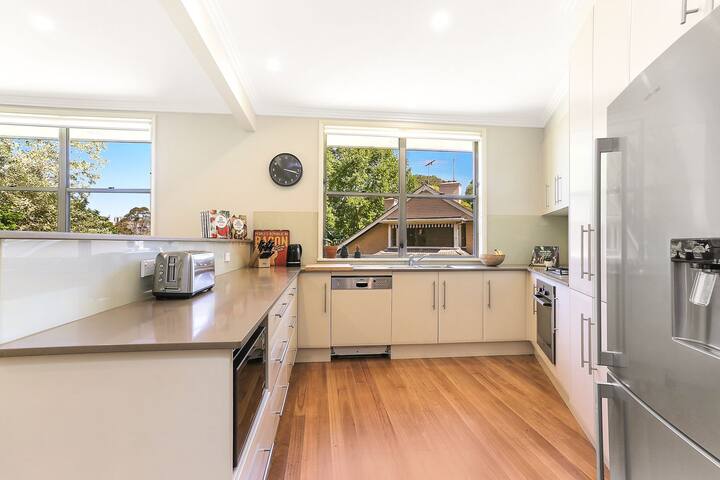 Private house with parking for five+ cars. gallery image 2