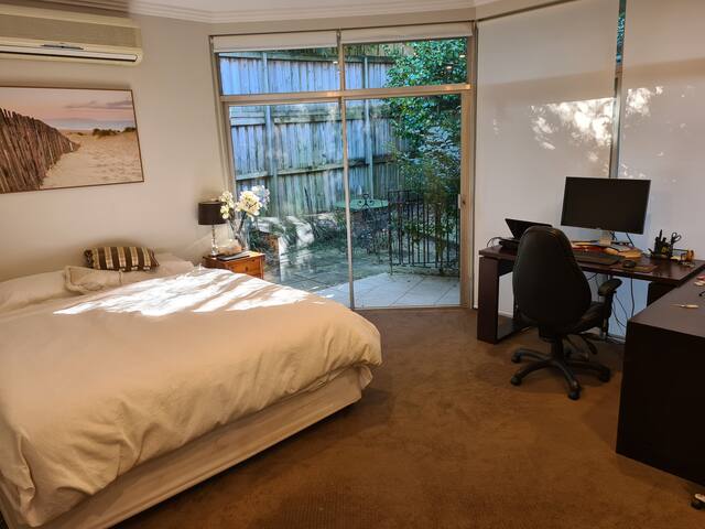 Private house with parking for five+ cars. gallery image 3