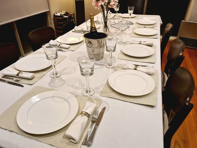 Private house with parking for five+ cars. gallery image 5