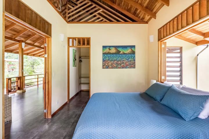 บังกะโลของเรามีงานศิลปะดั้งเดิมโดยศิลปินชาวคอสตาริกาและลาตินอเมริกัน เต็มไปด้วยจิตวิญญาณและเสน่ห์ท้องถิ่น