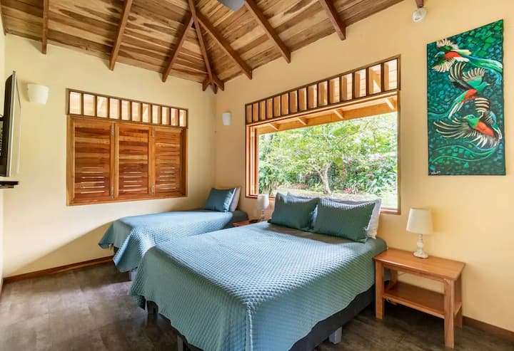 ห้องนอนนี้มีเตียงขนาดควีนไซส์ (150 × 200 ซม.) และเตียงเดี่ยว (100 × 190 ซม.) ทั้งคู่มีที่นอนสบาย ม่านกันยุง พัดลมเพดาน และทีวี หน้าต่างมีบานเกล็ดไม้ ช่องอื่นๆ มีตาข่ายกั้นเพื่อให้มีอากาศบริสุทธิ์และการเข้าพักที่สงบ
