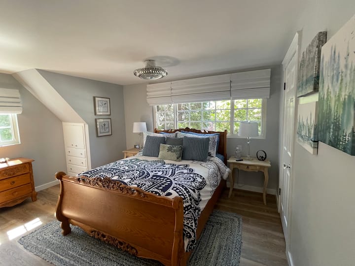 Velika soba za goste s bračnim krevetom, ormarom, šarmantnim ugradbenim elementima i mnogo prostora za odlaganje.