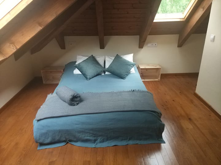 ชั้น 2 ห้องหลัก
เตียง 135 ที่นอนเมมโมรี่
หน้าต่าง Velux 2 บานที่มองเห็นหมู่บ้าน Taüll และภูเขา