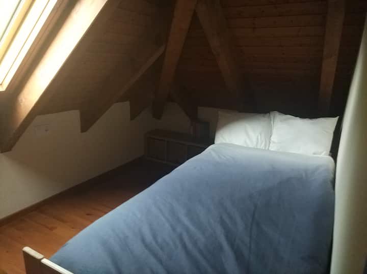 ชั้น 2 ห้องนอนที่ 2
เตียงเดี่ยว 2 เตียงจากหน้าต่าง 90
Velux