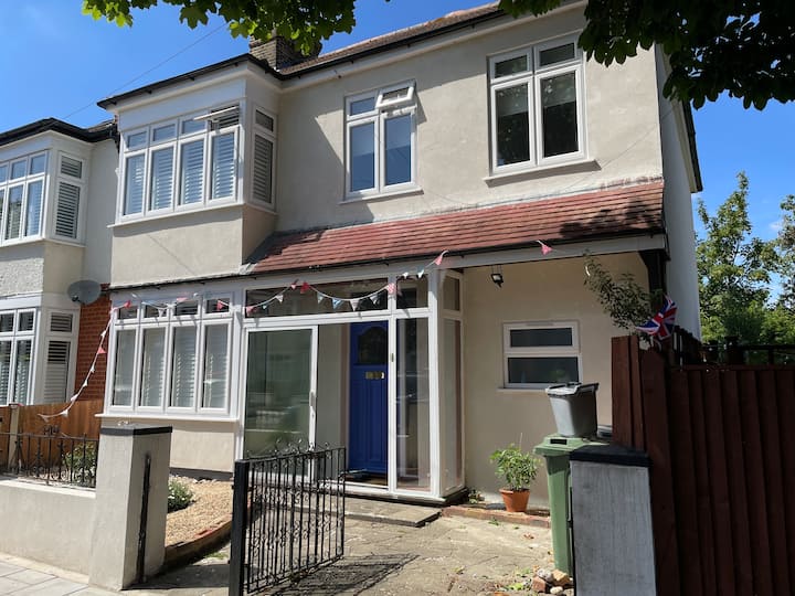 Large family home with garden close to station Houses for Rent in