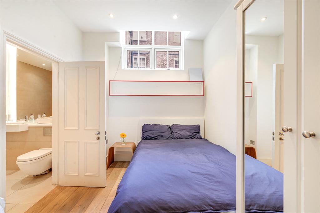 Cette chambre élégante dispose d'un lit queen size (140 cm de large), d'une grande armoire miroir pour un grand rangement et d'un accès direct à une salle de bain attenante élégante. C'est la chambre la plus fraîche de la maison, qui reste rafraîchissante et confortable même les jours les plus chauds.