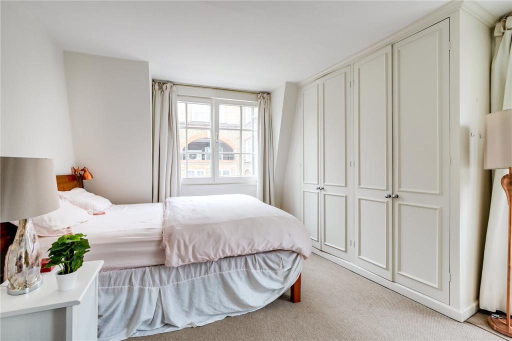 Chambre principale paisible avec un lit double confortable (150 cm), des armoires intégrées et beaucoup de lumière naturelle. Profitez d'un accès direct à un balcon ensoleillé, parfait pour la lumière du matin ou les soirées calmes. Comprend une salle de bains privative pour plus de confort. 