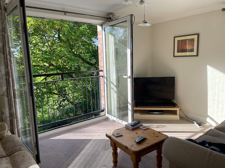 Lovely Apartment By The River With Parking Space - North Yorkshire