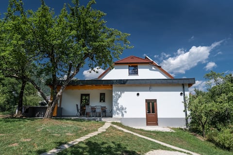 3-Bedroom Apt with Large Terrace & Mountain View