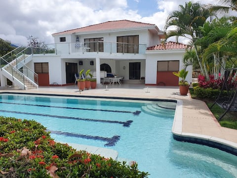 Hermosa finca cerca a Bogotá, piscina privada